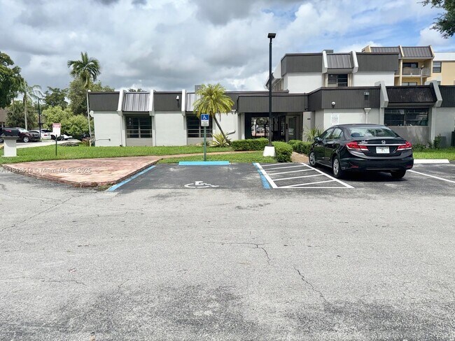 Building Photo - 10431 N Kendall Dr