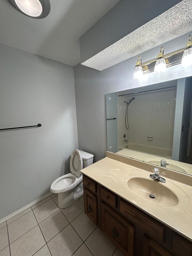 Building Photo - Spacious 3 Bed, 2 Bath Home in the Heart o...