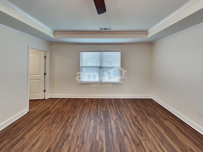 Building Photo - 5223 Valor Dr