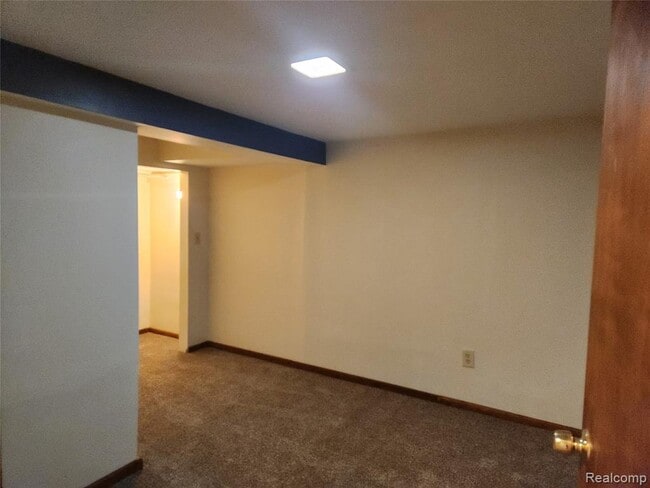 Building Photo - 8463 Hillpoint Dr