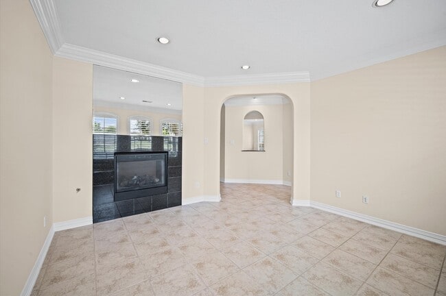 Building Photo - 2047 Palm Forest Ln