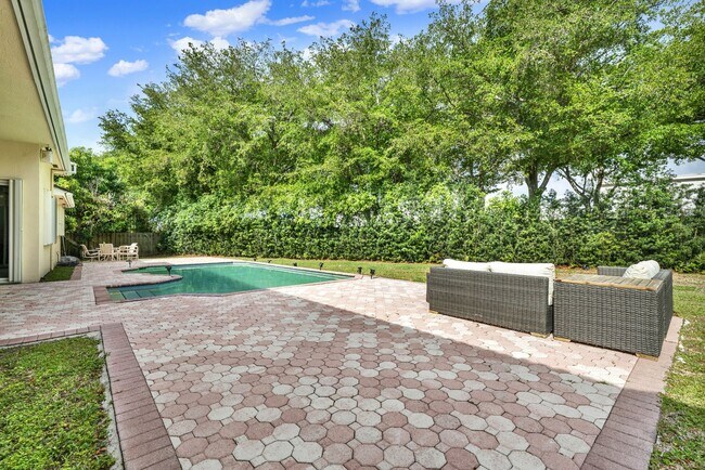 Building Photo - Elegant 4-Bedroom Pool Home in Exclusive G...