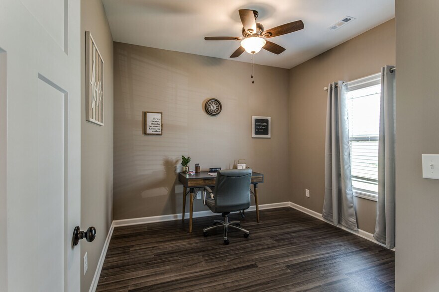 office/bedroom - 1070 Madison St