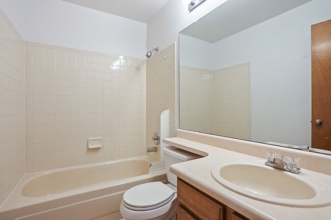 Building Photo - Beautifully Updated 3BR/2.5BA Home in Longmont – $300 Off First Month's Rent