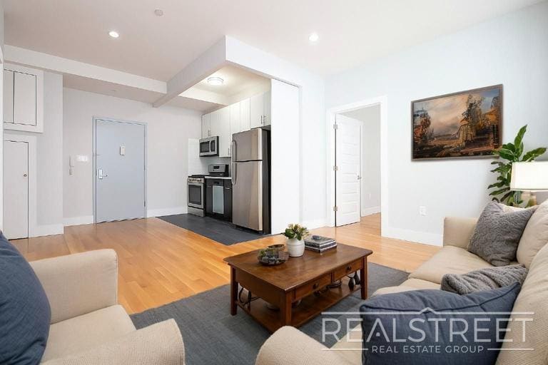 Building Photo - LUXURY 2 Bed in Queens!
