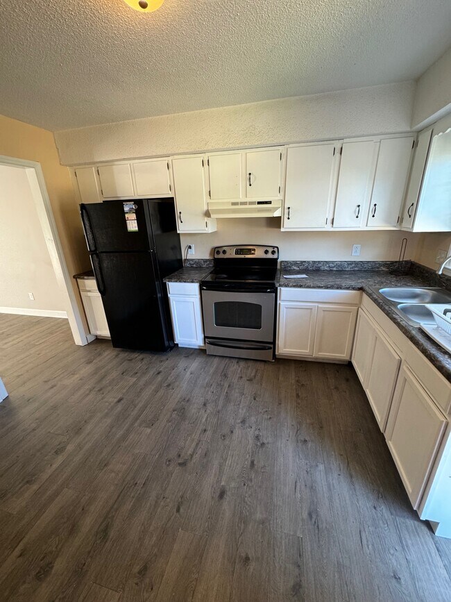 Building Photo - 1207 Cherry Ln