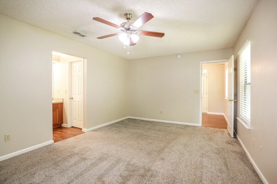 Building Photo - 3413 Deerfield Pointe Dr