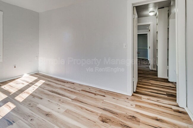 Building Photo - 620 W Acres St