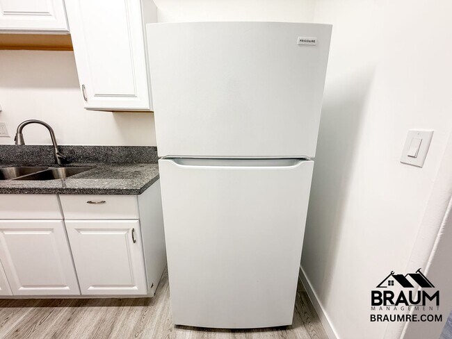 Building Photo - 15546 Vanowen St