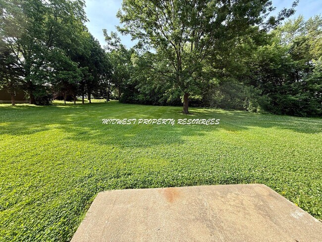 Building Photo - Large Updated 3 Bedroom/2 Bath Duplex in Lee's Summit