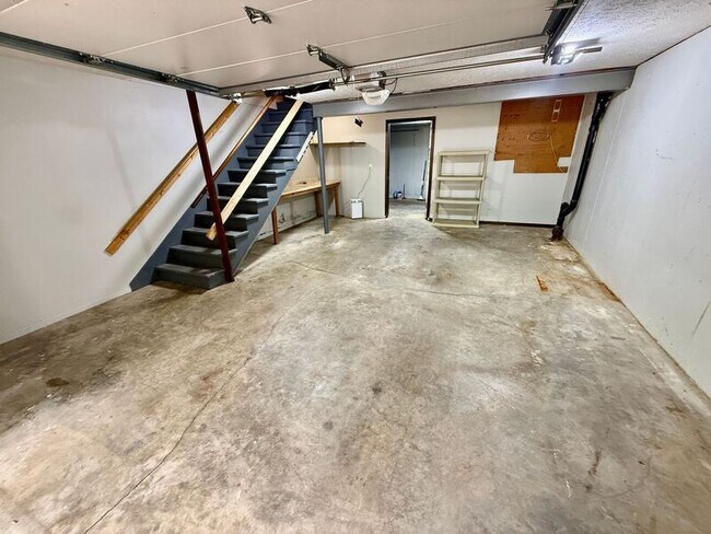Building Photo - 12 Holloway Dr