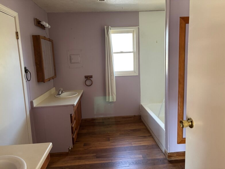 Main Bath - 4872 Byron Dr