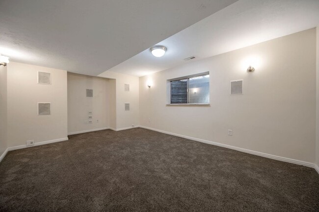 Building Photo - Spacious Sandy Rambler w 2 car attached