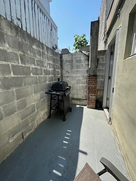 Building Photo - 2727 Webb St