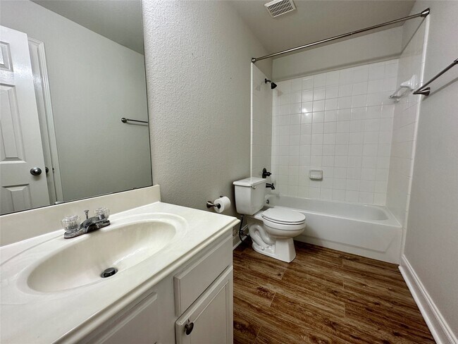 Building Photo - 16130 Limestone Lake Dr