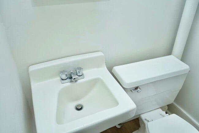 Building Photo - 920 Anderson St