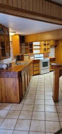 Building Photo - House For Rent!