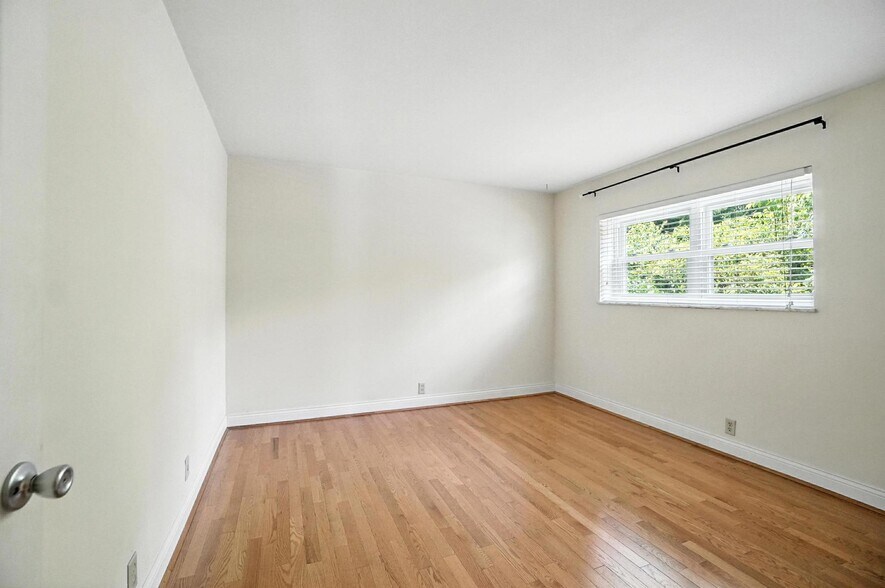 Building Photo - 2270 Madison Rd