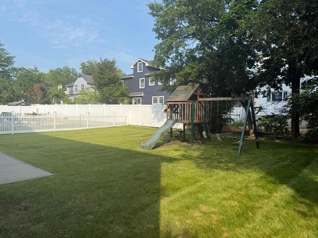 Building Photo - 1357 Kew Ave