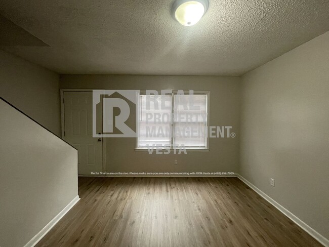 Building Photo - Spacious Two Bedroom Apartment in Warner R...