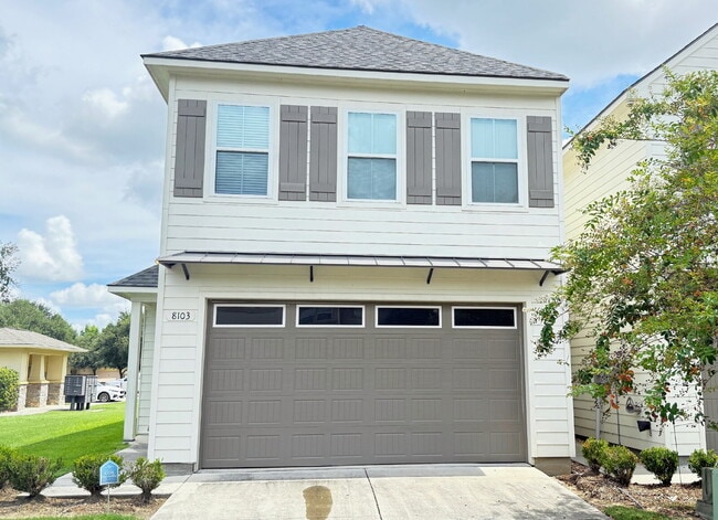Building Photo - "Charming 3-Bed Townhouse Retreat with 2.5...