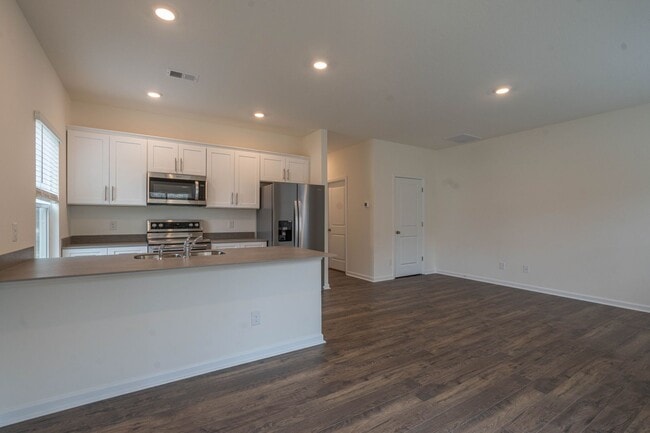 Building Photo - Beautiful newly constructed 3 bed and 2.5 bath townhouse with garage in the heart of jonesborough.