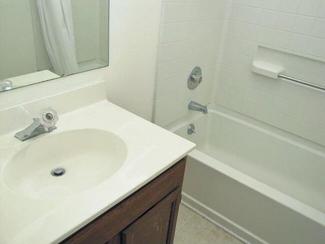 Building Photo - Lovely 3-Bedroom Home in the Hilltop/Faire...