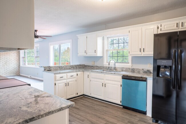 Building Photo - 400 Midland Dr