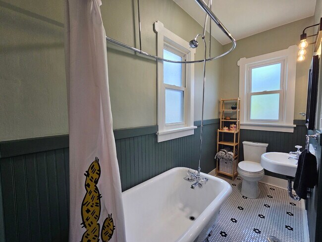 Building Photo - Stylish 3-Bed 2-Bath Home in West Colfax