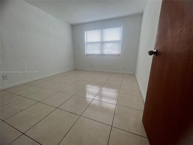 Building Photo - 206 SE 10th St