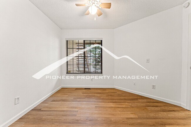 Building Photo - Gorgeous Condo with Washer/Dryer and Central AC