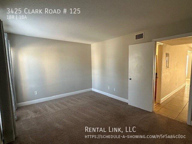 Building Photo - Spacious condo with a private patio, pool,...