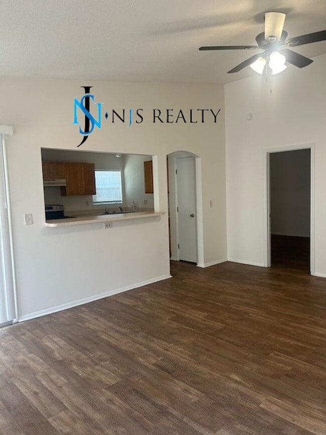 Building Photo - GORGEOUS 3/2 1200 sq ft home with FRESH PA...