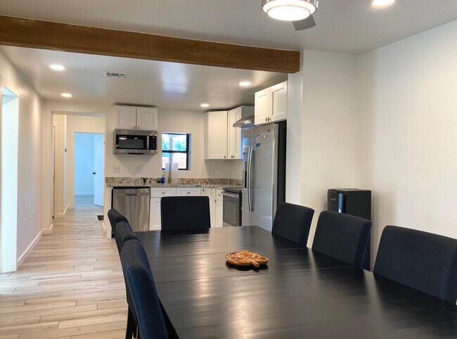 Building Photo - 1102 W Erie St