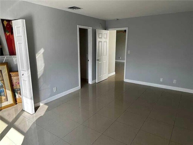 Building Photo - 105 S Riverside Dr