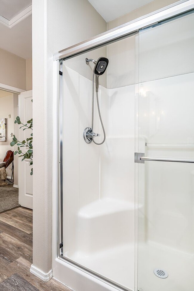 Building Photo - BOTHELL 2 BED, 2 BATH CORNER CONDO FOR REN...