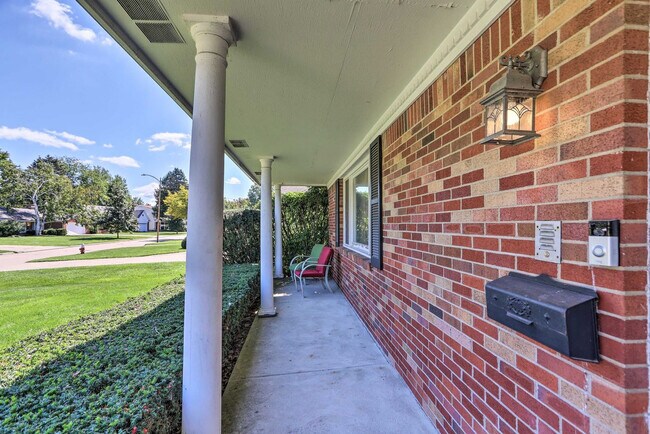 Building Photo - 1960 Pinelawn Dr