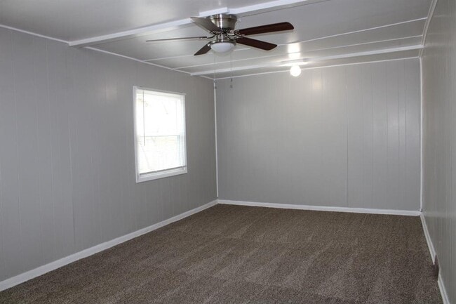 Building Photo - 305 W Lilac Ln