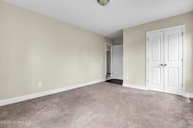 Building Photo - 519 Everett Glades