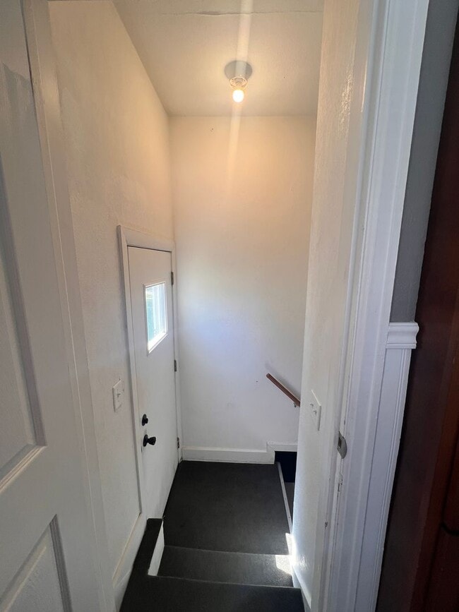 Building Photo - Cozy 2 Bed 1 Bath HOUSE w Garage