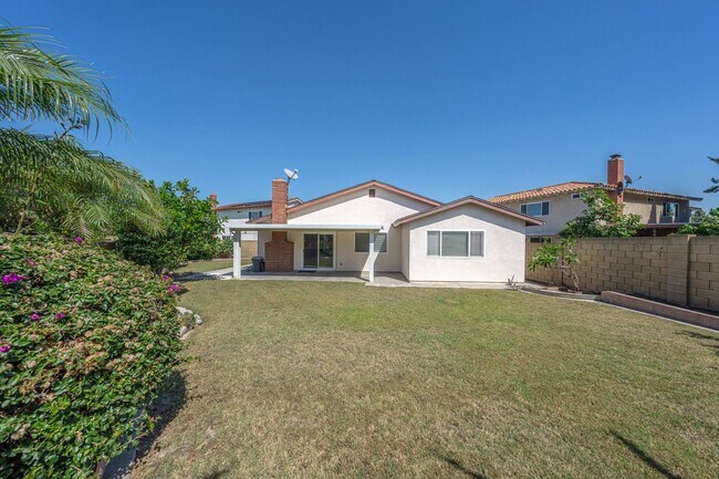 Building Photo - Spacious Single-Family Home with Yard!