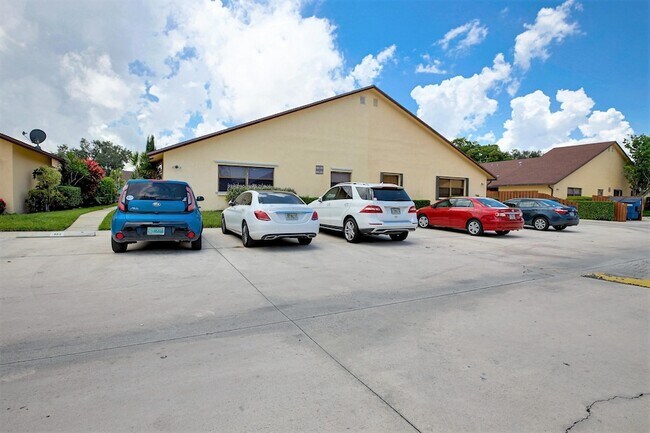 Building Photo - 484 Springdale Cir