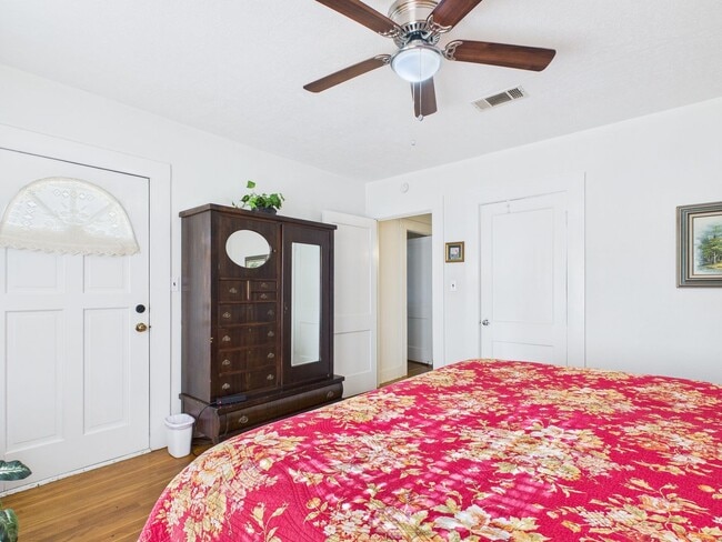 Building Photo - Quiet home in the central part of town