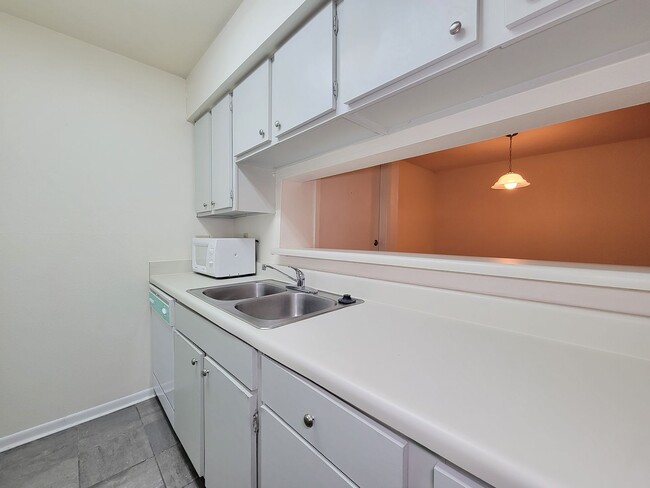 Building Photo - Two Bedroom Condo Near Med Center!