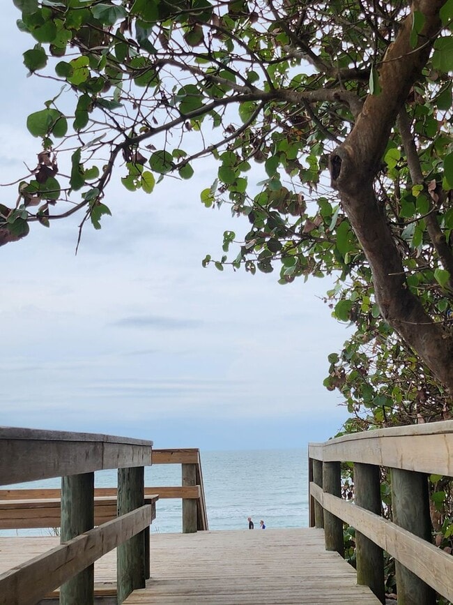 Building Photo - 3 BEDROOM 2 BATH HOME ACROSS FROM BEACH !!!