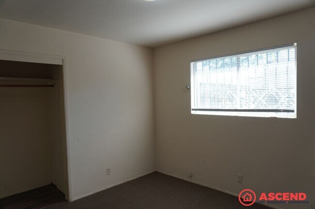 Building Photo - 717 30th St