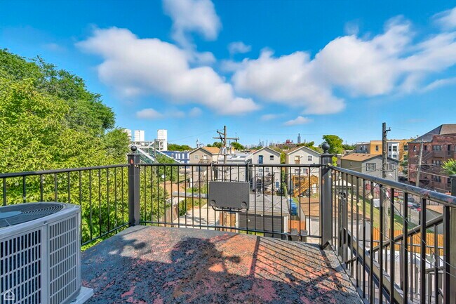 Building Photo - 119 N Mozart St