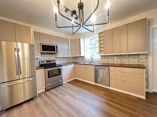 Building Photo - 315 NE 110th St