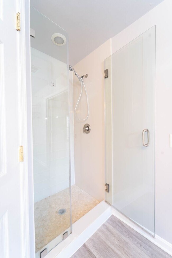 Building Photo - Updated Faircrest 4 BD 3.5 BA Townhome