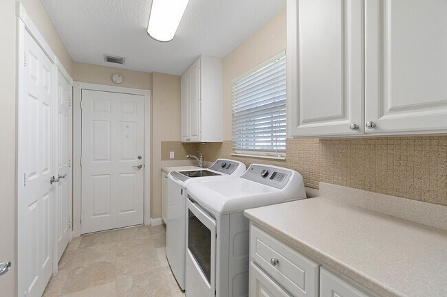 Building Photo - 8475 Quito Pl